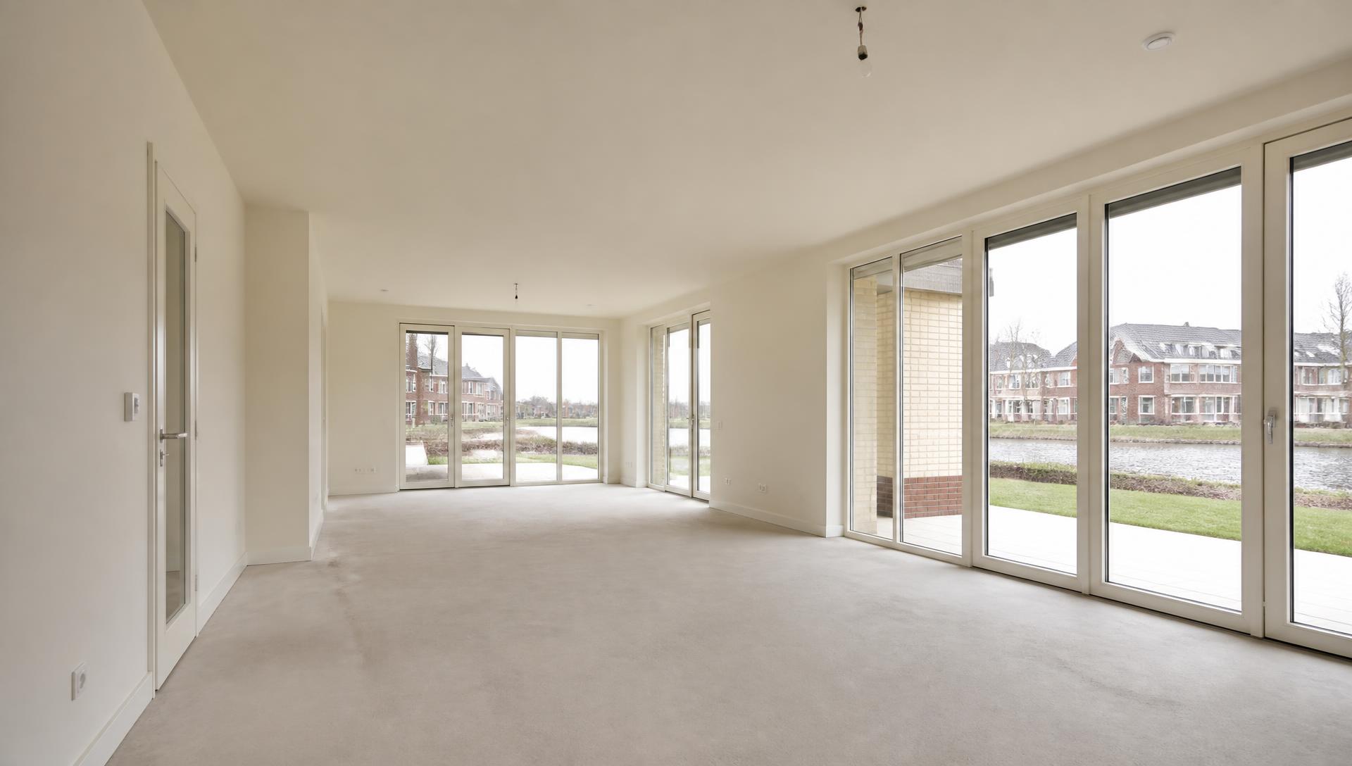 Lege nieuwbouwwoning met strak gestucte wanden en veel daglicht